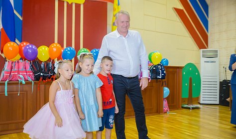 С рюкзаками за плечами и улыбками на лицах